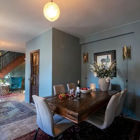 Eclectic Townhouse W Rooftop In Center