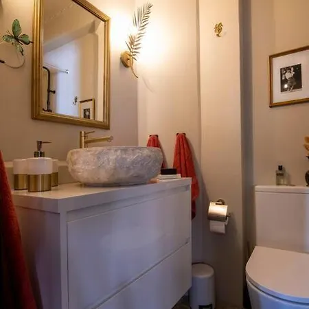 Eclectic Townhouse W Rooftop In Center