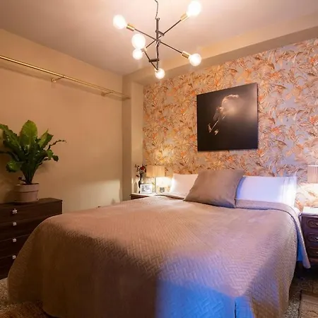 Holiday home Eclectic Townhouse W Rooftop In Center